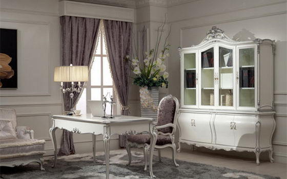 De glanzende Koninklijke Klassieke Luxueuze Houten Witte Schrijftafel en de Stoel van HuisBureaus